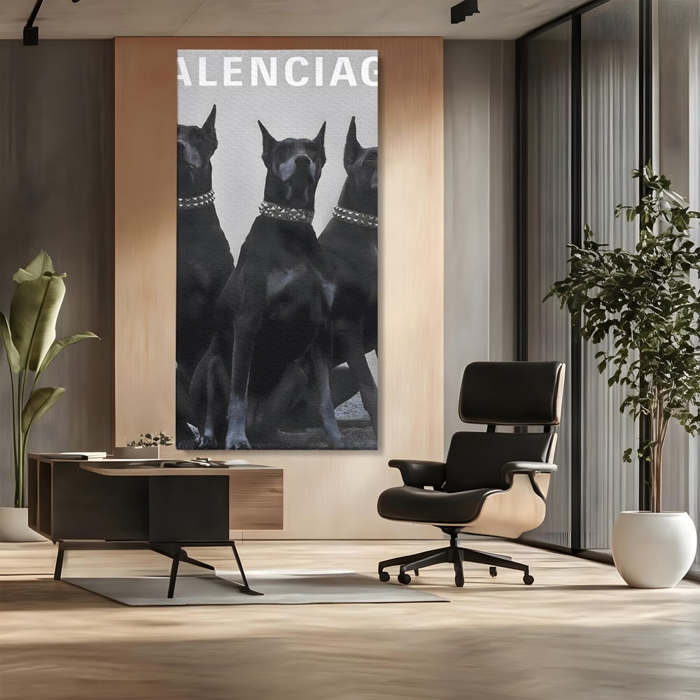 Tablou canvas cu tablou canvas cu trei dobermani, fara rama, pe sasiu de lemn, pe perete intr-un birou